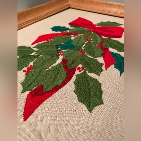 Vintage Handcrafted Crewel Embroidered Holly Swag Circa 1984 (Frame included) - Picture 3 of 9